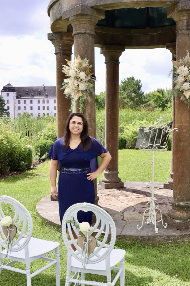 Gayane Bock im Pavillon vor der freien Trauung - Traulocation mit Schlossblick