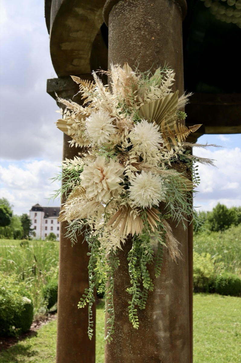 Trockenblumen-Arrangement an einer Säule als Hochzeitsdekoration