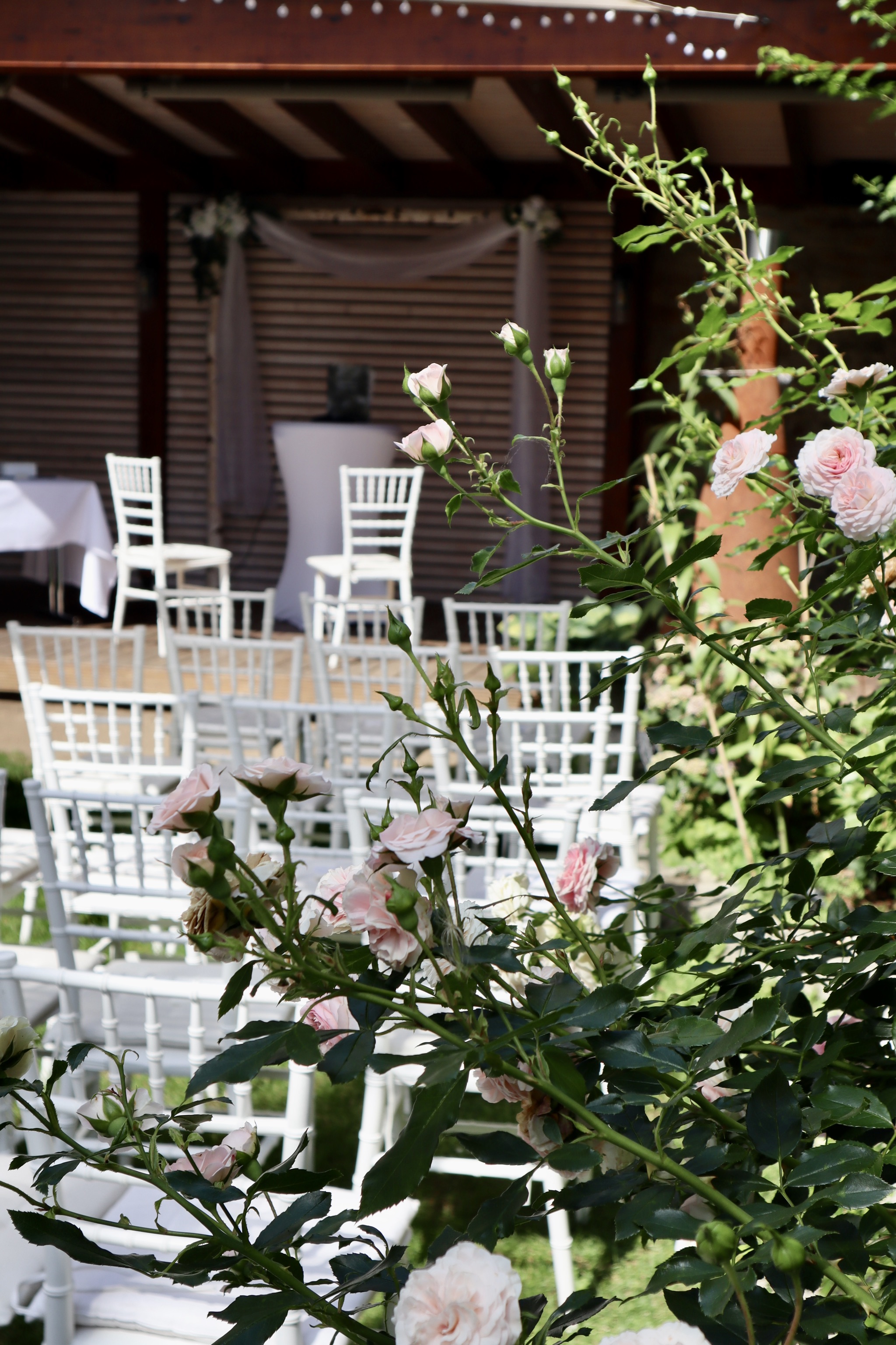 Traulocation mit Stühlen im Freien