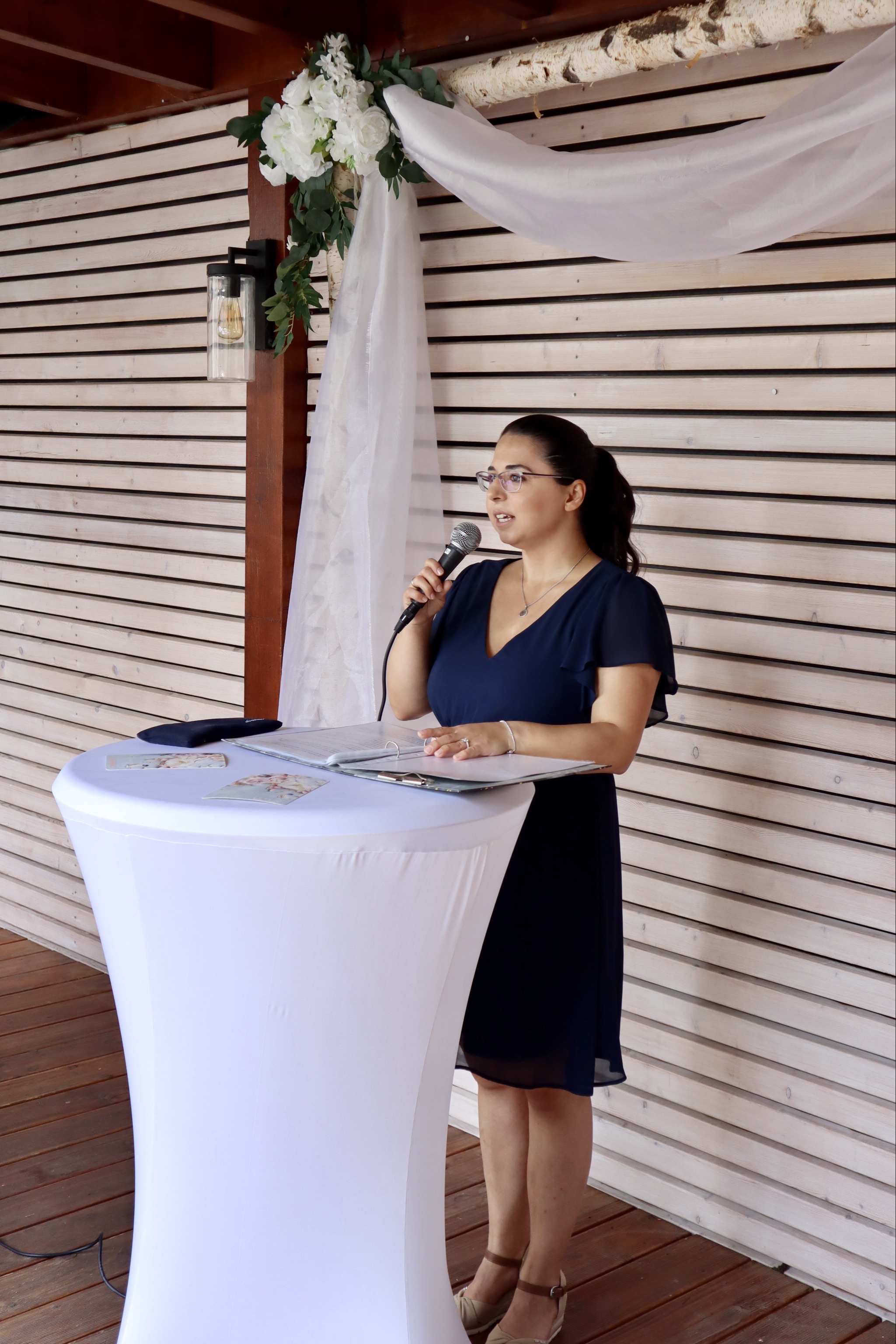 Traurednerin bei der Zeremonie